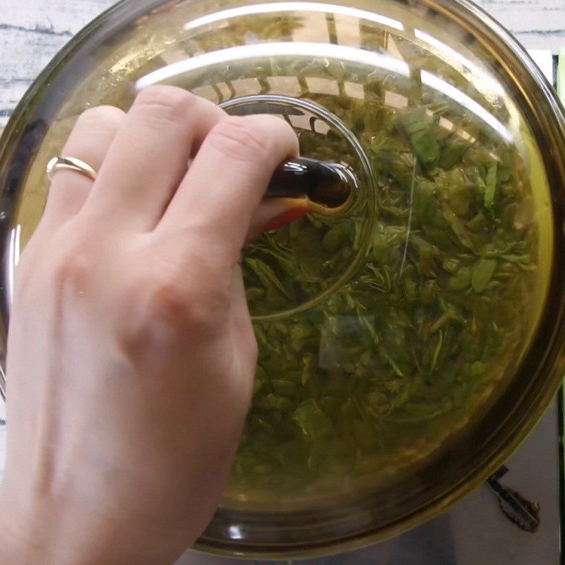 Step 3 Cooking Soup Sour Frog Soup with Young Tamarind Leaves