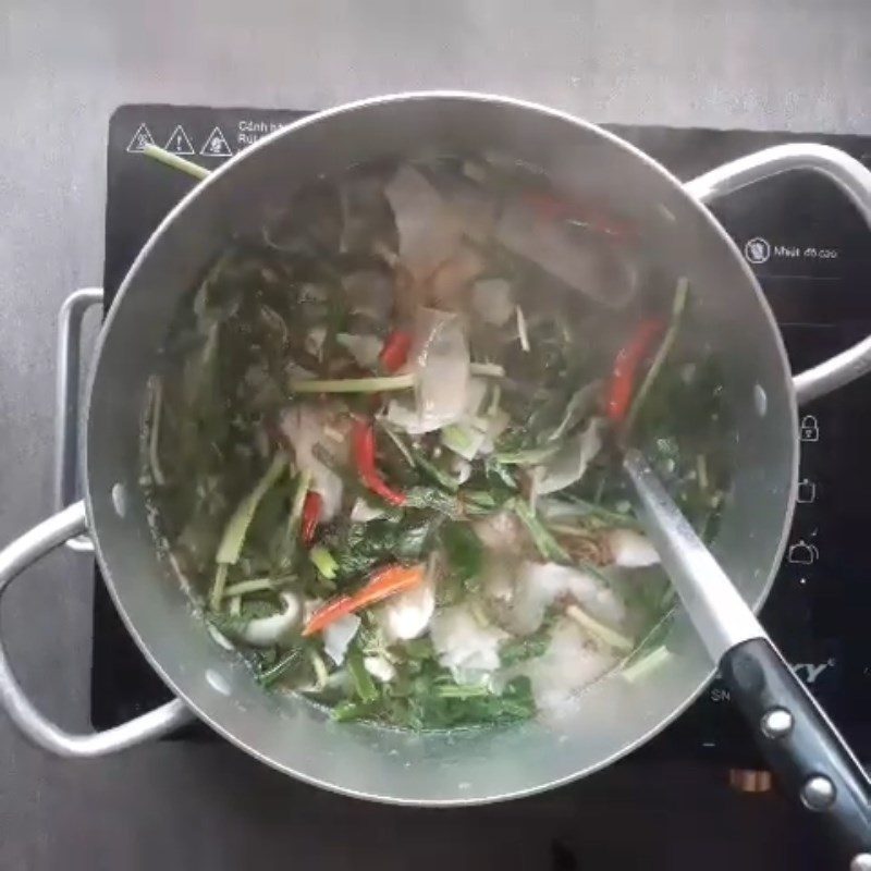 Step 5 Cooking soup Sour bamboo shoot beef bone soup