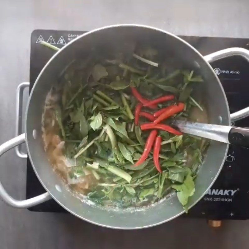 Step 5 Cooking soup Sour bamboo shoot beef bone soup