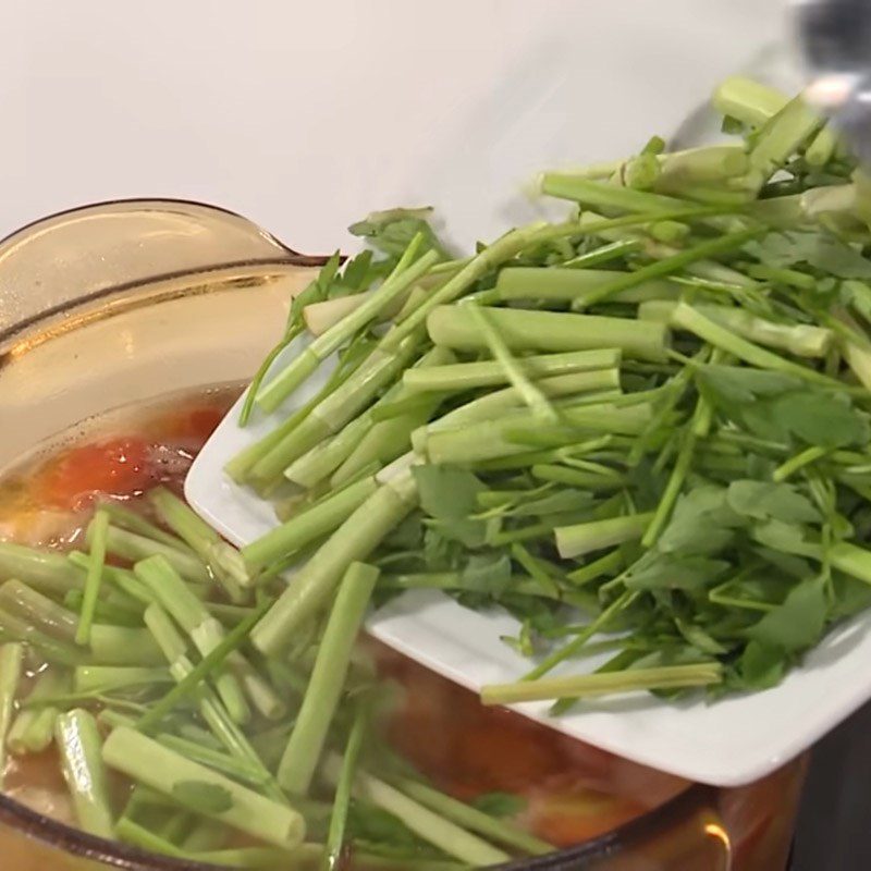 Step 5 Cooking soup Shrimp soup with water celery