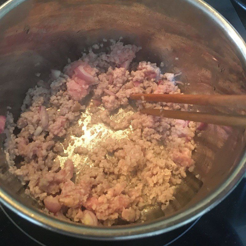 Step 2 Cooking the soup Seaweed soup with minced pork