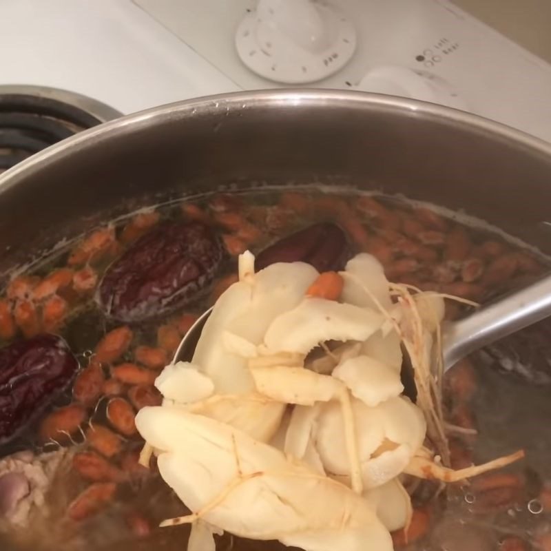 Step 2 Cook fresh ginseng soup with ribs