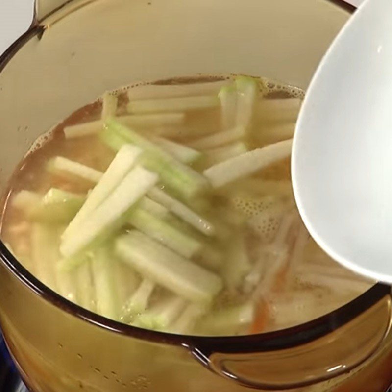 Step 4 Cook the shrimp and radish soup