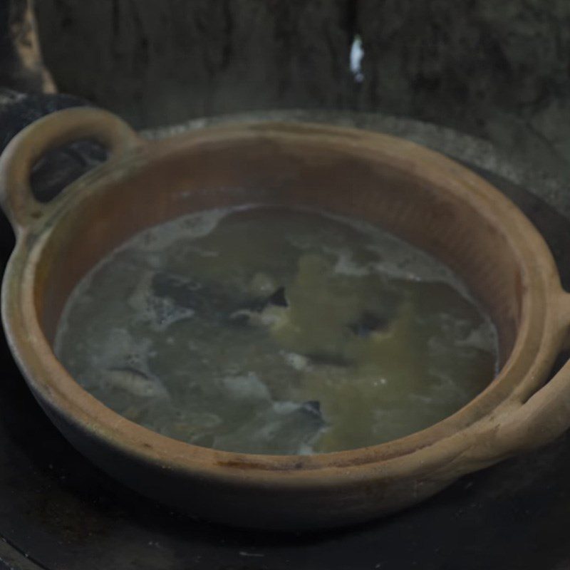 Step 4 Cook sour soup with catfish and water spinach