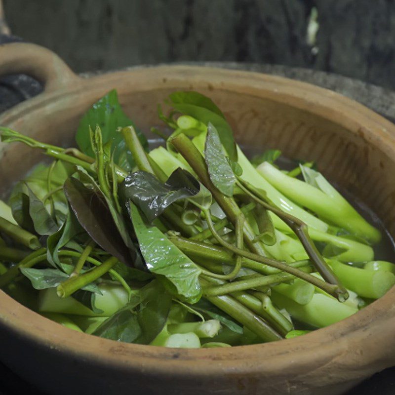 Step 4 Cook sour soup with catfish and water spinach