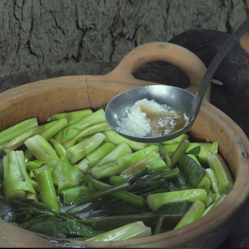 Step 4 Cook sour soup with catfish and water spinach