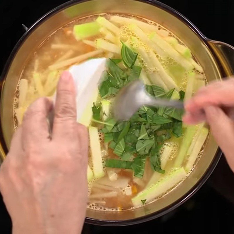 Step 4 Cook the shrimp and radish soup