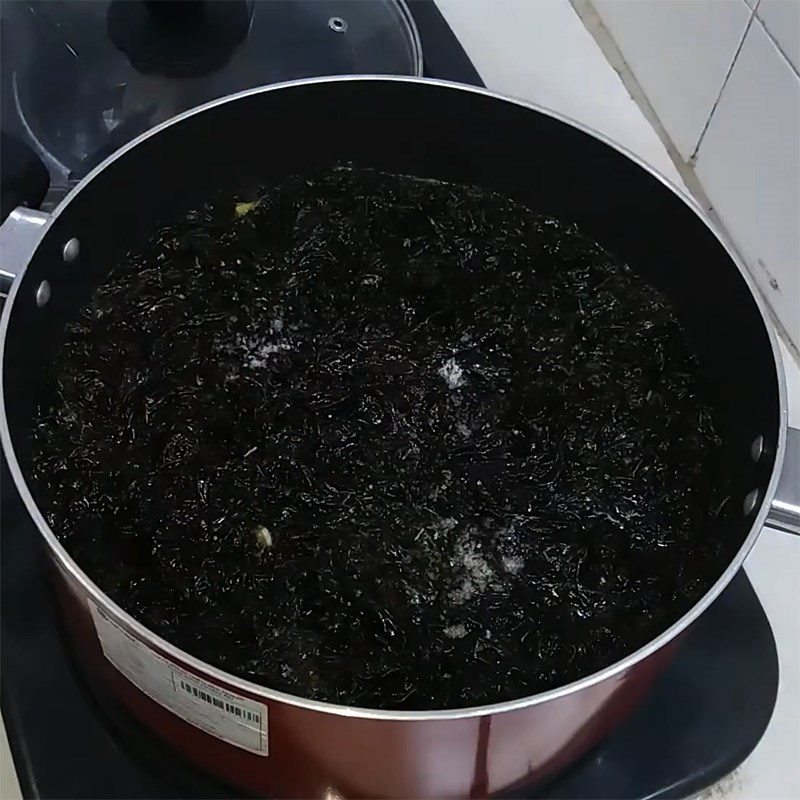 Step 3 Cook the soup Seaweed soup with pork ribs