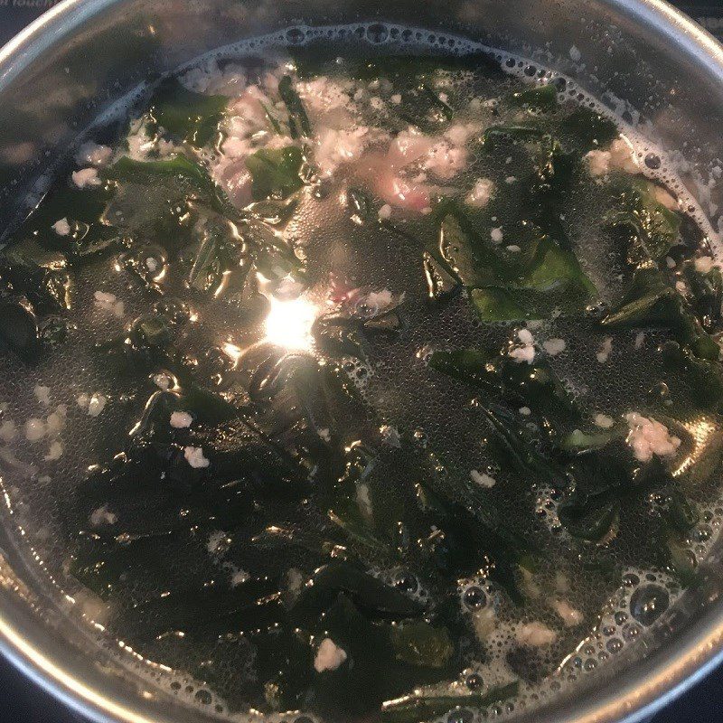 Step 2 Cooking the soup Seaweed soup with minced pork