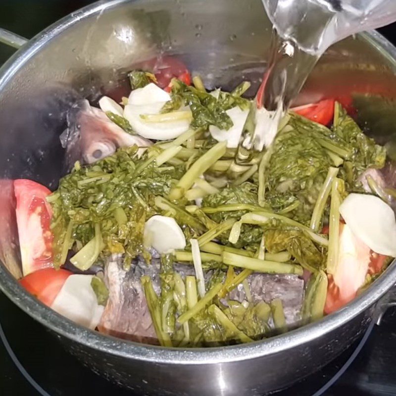 Step 3 Cook the sour melon fish soup