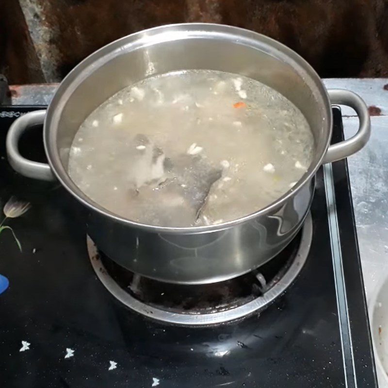 Step 4 Cooking the soup Sour stingray soup with young tamarind leaves