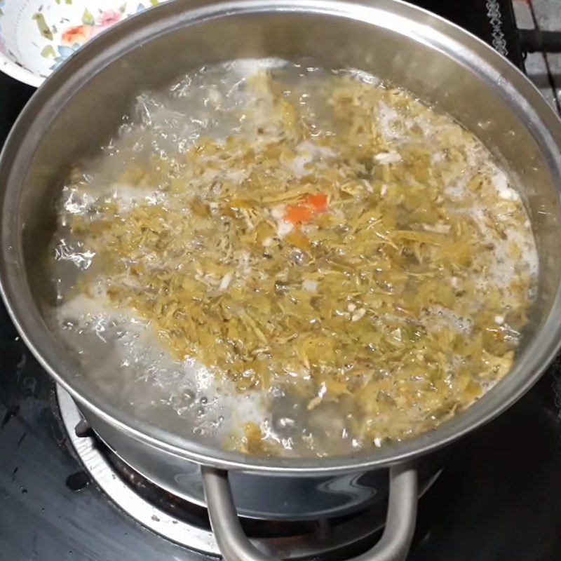 Step 4 Cooking the soup Sour stingray soup with young tamarind leaves