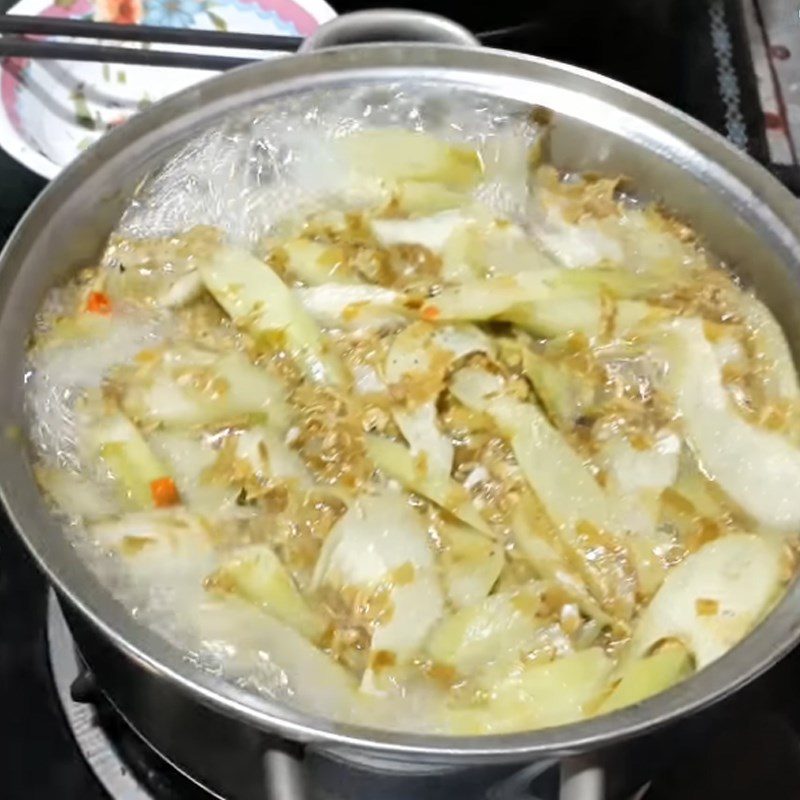 Step 4 Cooking the soup Sour stingray soup with young tamarind leaves