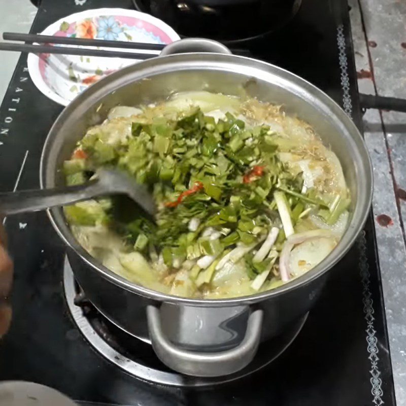 Step 4 Cooking the soup Sour stingray soup with young tamarind leaves