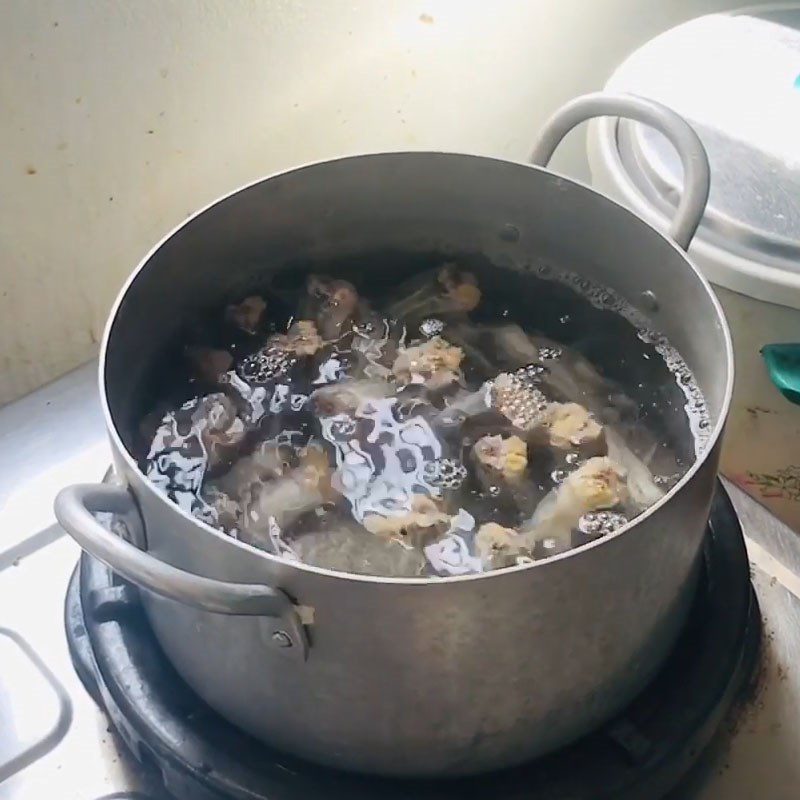 Step 3 Cooking Soup Sour Fish Soup with Tamarind Leaves