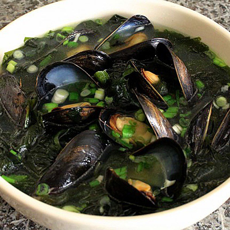 Step 3 Cooking seaweed soup with mussels