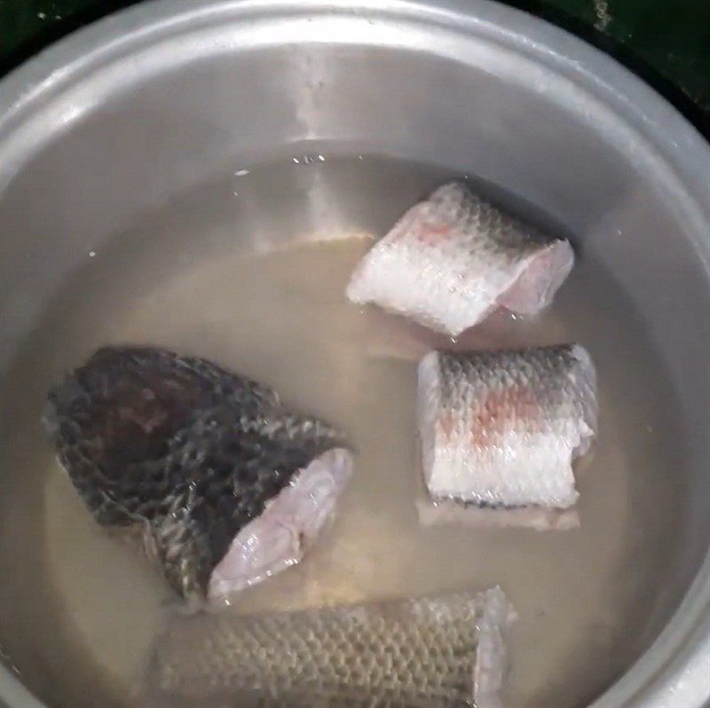 Step 3 Cook the soup for sour fish soup