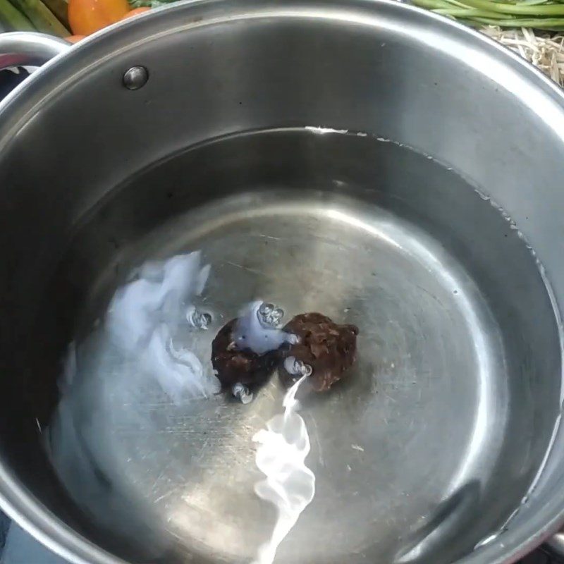 Step 2 Cook the soup for sour soup with water lily and mushroom