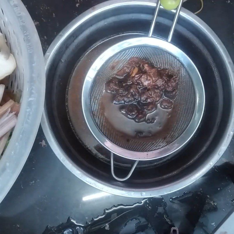 Step 2 Cook the soup for sour soup with water lily and mushroom