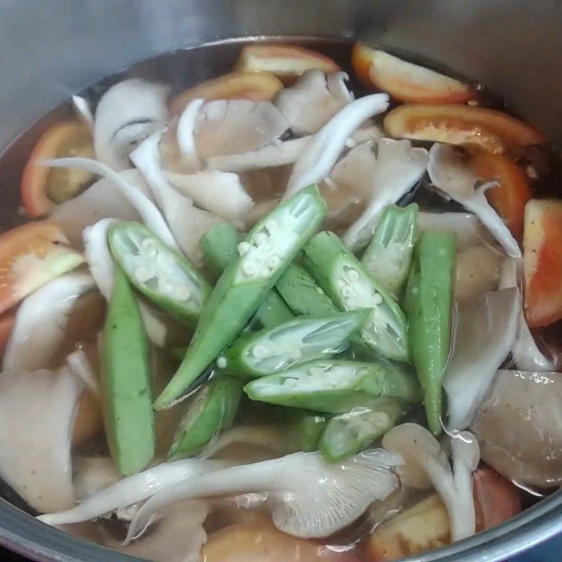 Step 2 Cook the soup for sour soup with water lily and mushroom