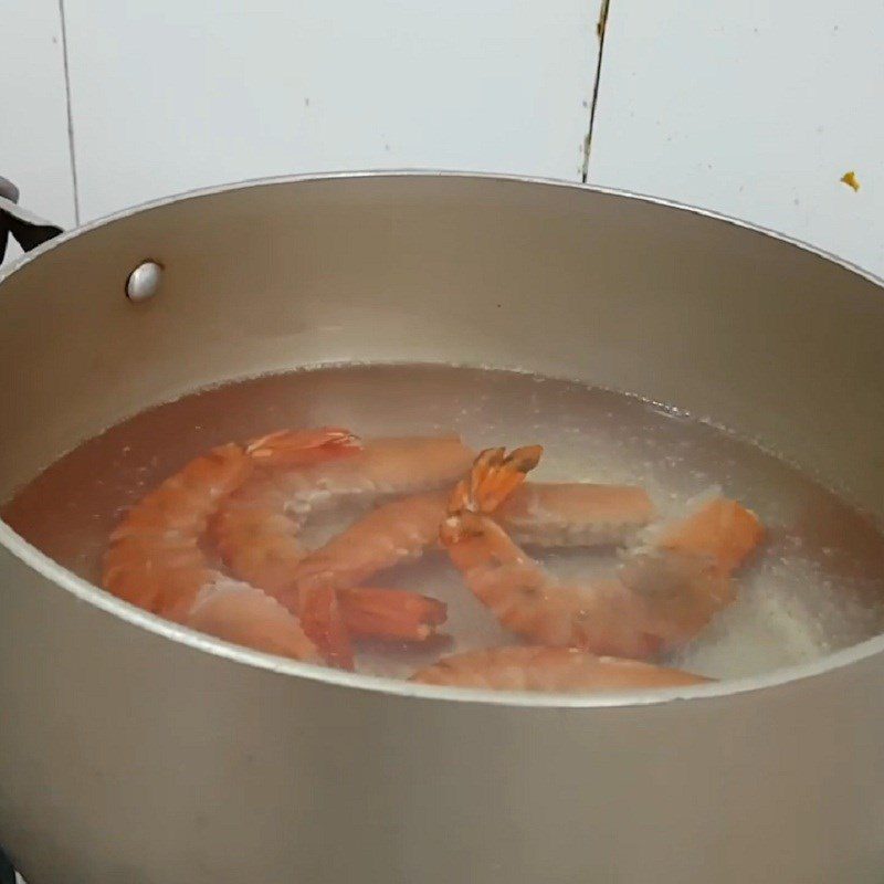 Step 3 Cook the soup for sour soup with shrimp and water lily