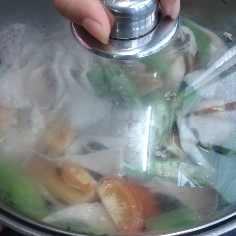 Step 2 Cook sour soup with water lily flowers and mushrooms