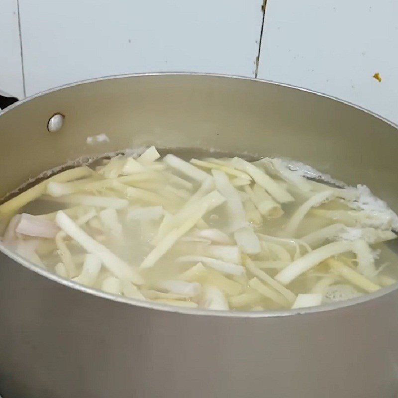 Step 3 Cook the soup for sour soup with shrimp and water lily