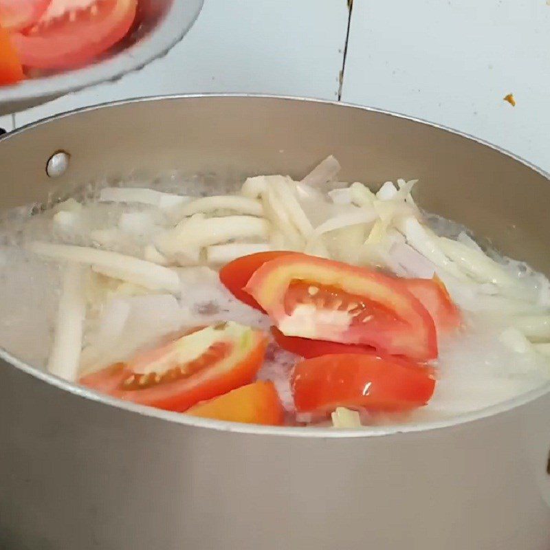 Step 3 Cook the soup for sour soup with shrimp and water lily