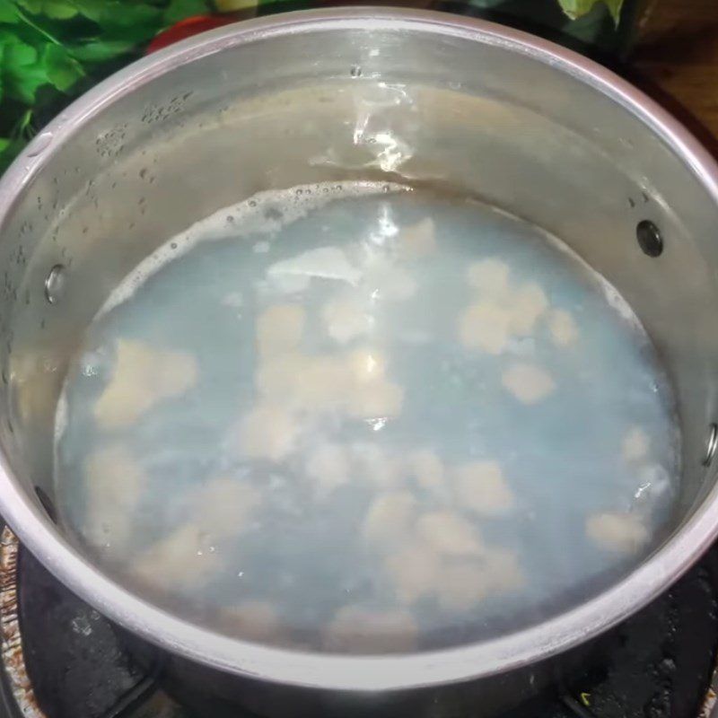 Step 4 Cooking the soup in clam soup with malabar spinach