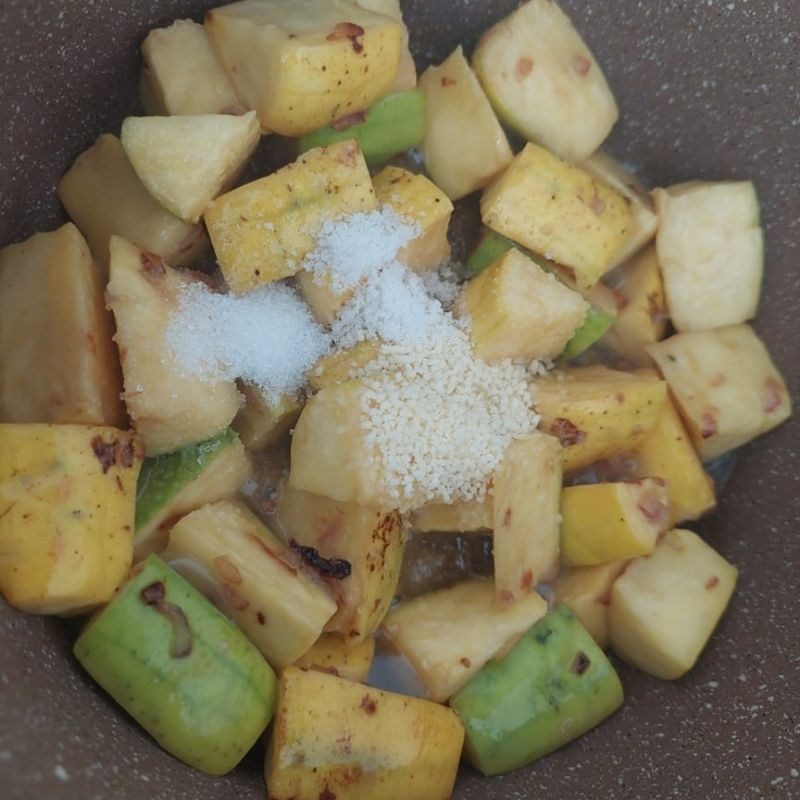 Step 3 Cook the sour soup with cashew fruit