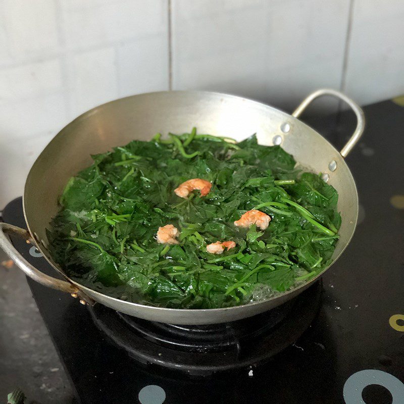 Step 3 Cook the soup Water spinach soup with shrimp