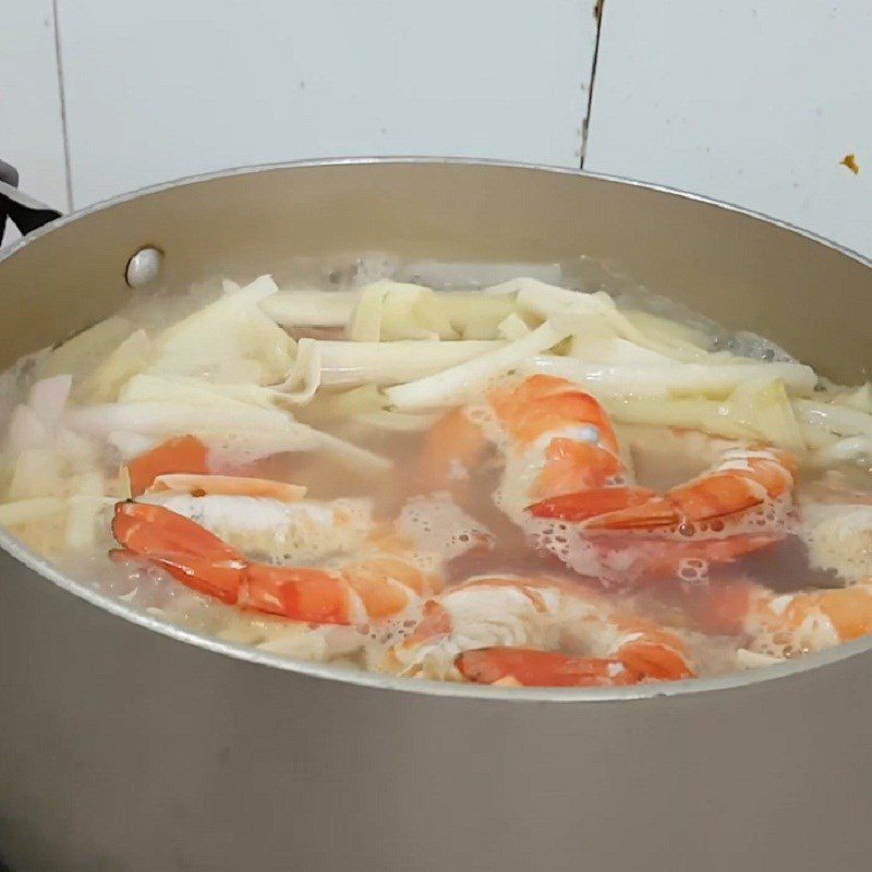 Step 3 Cook the soup for sour soup with shrimp and water lily