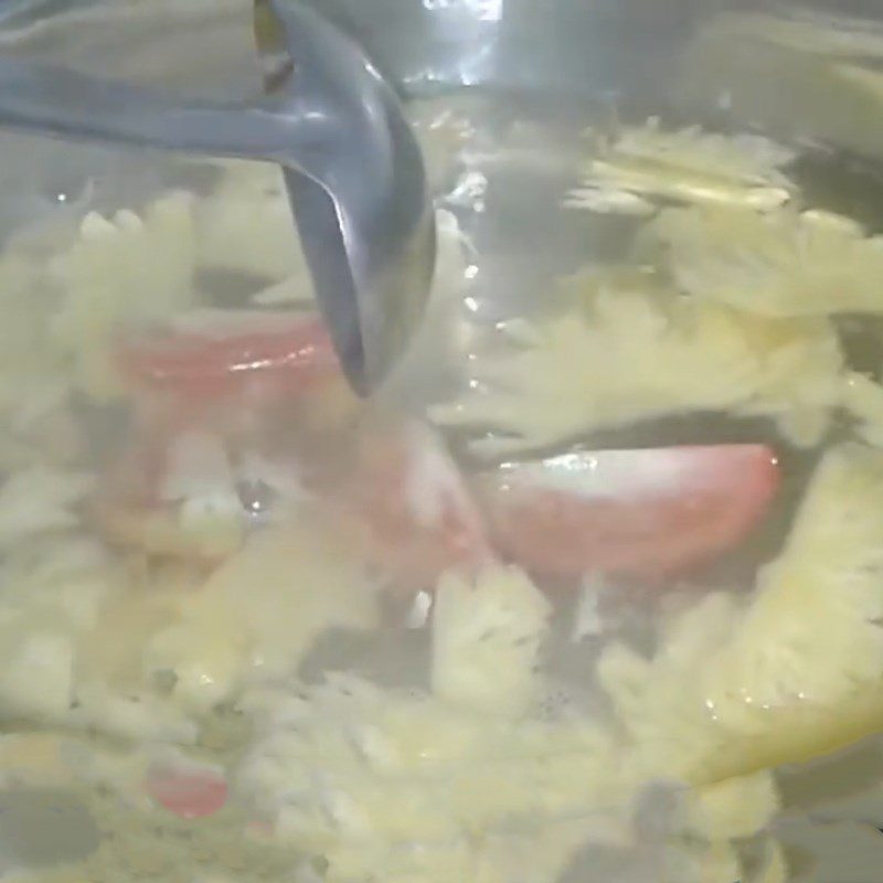 Step 2 Cook the soup for sour soup with water lily and vegetarian vegetables