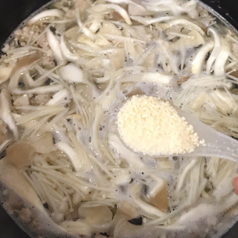 Step 3 Cooking the soup Mushroom tofu soup with chives and minced meat