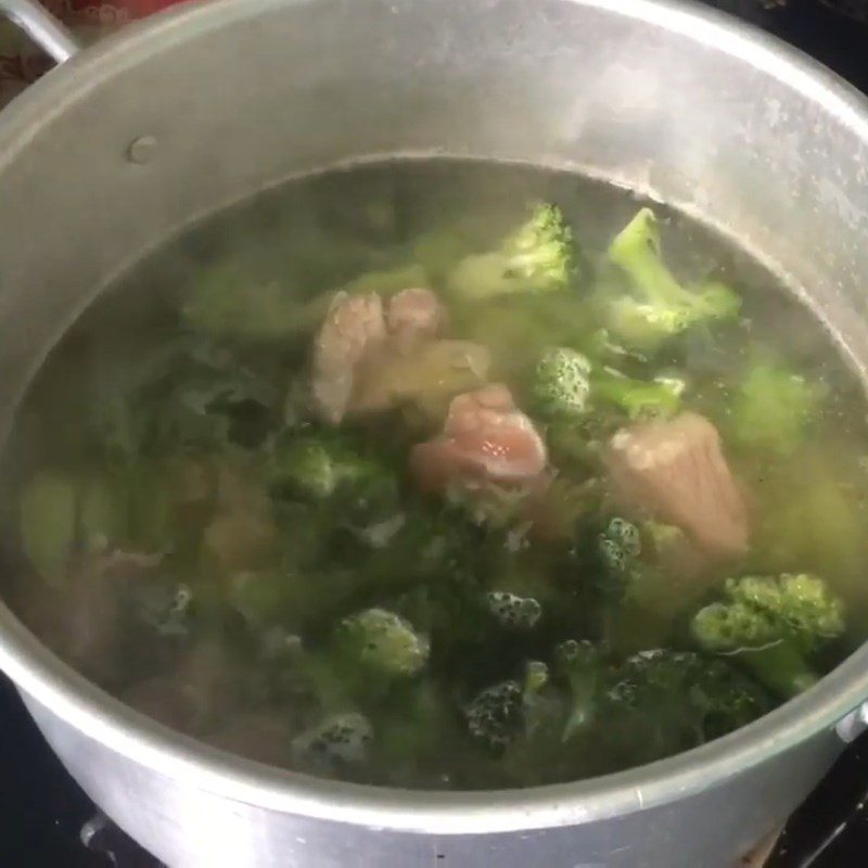 Step 3 Cook the broccoli soup with ribs