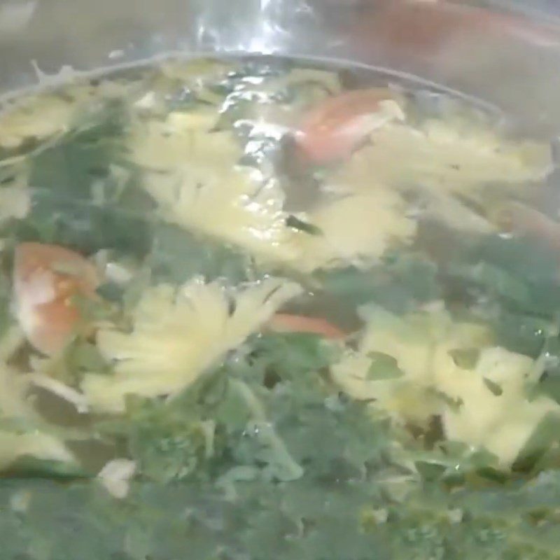 Step 2 Cook the soup for sour soup with water lily and vegetarian vegetables