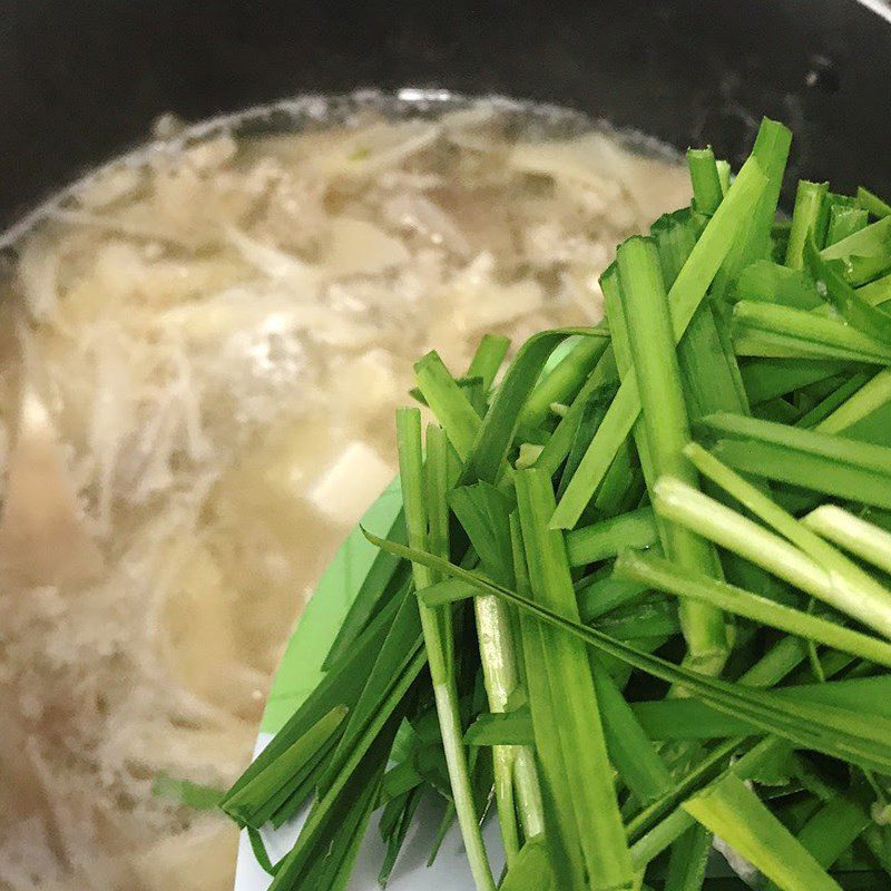 Step 3 Cooking the soup Mushroom tofu soup with chives and minced meat