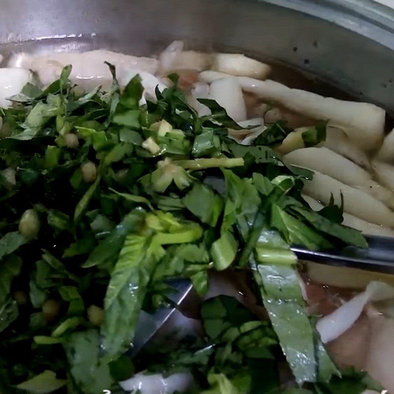 Step 3 Cooking sour soup with tender ribs and bamboo shoots