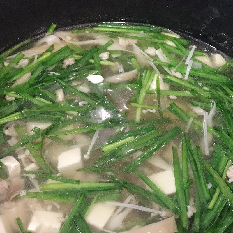 Step 3 Cooking the soup Mushroom tofu soup with chives and minced meat