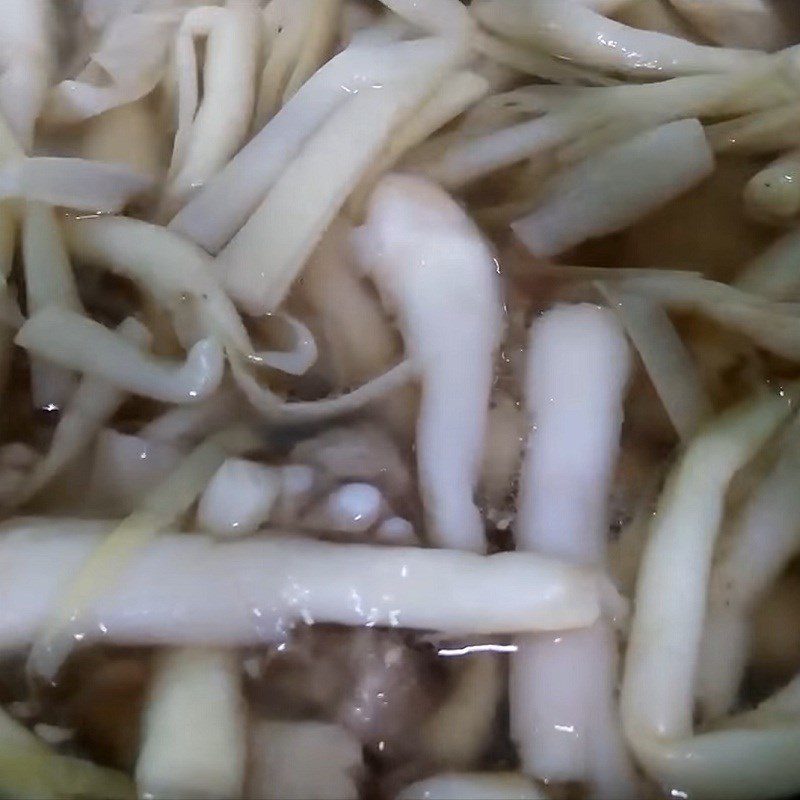 Step 3 Cooking sour soup with tender ribs and bamboo shoots