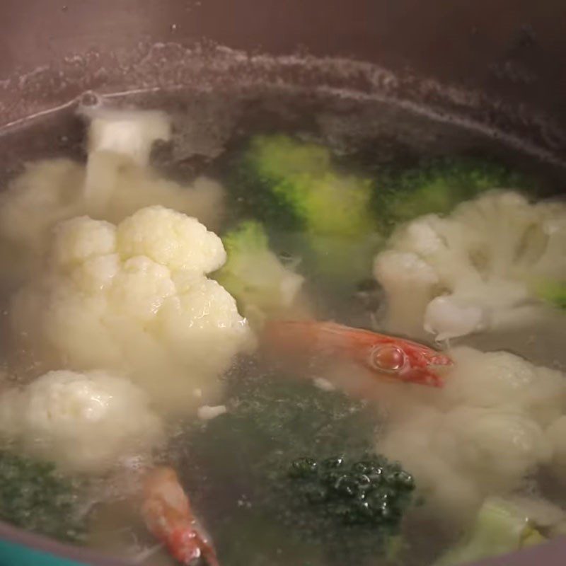 Step 3 Cook the soup Cauliflower soup with shrimp