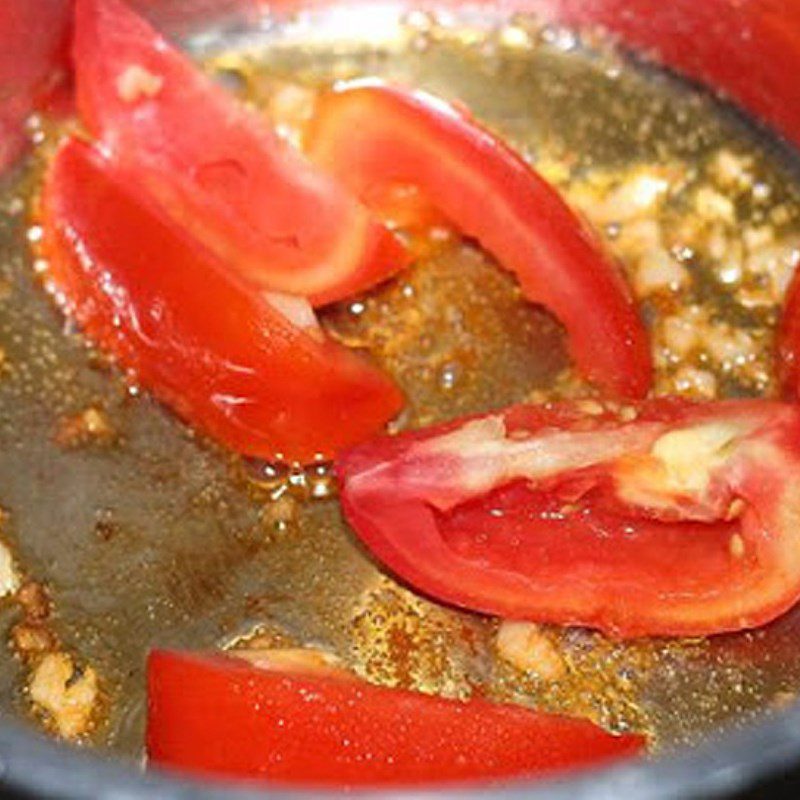 Step 3 Cook the soup for Sour Clam Soup (clams) with water spinach