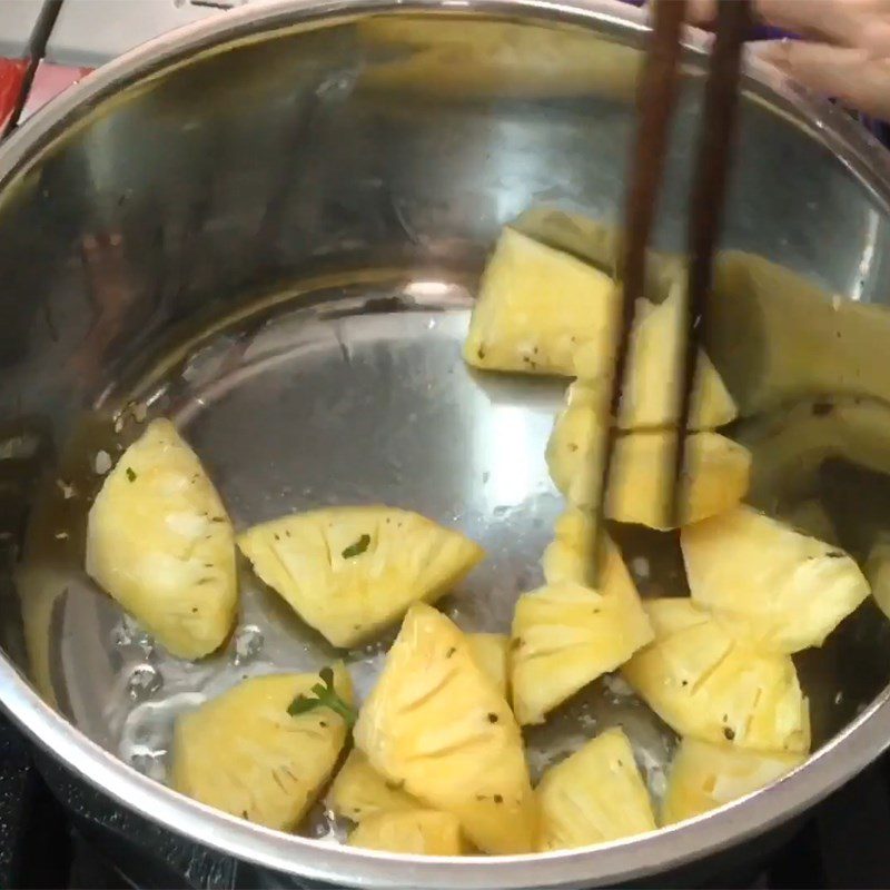 Step 4 Cooking soup with pomelo fish