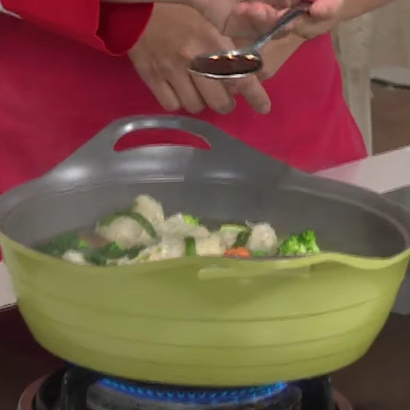 Step 5 Cooking cauliflower soup with fish balls