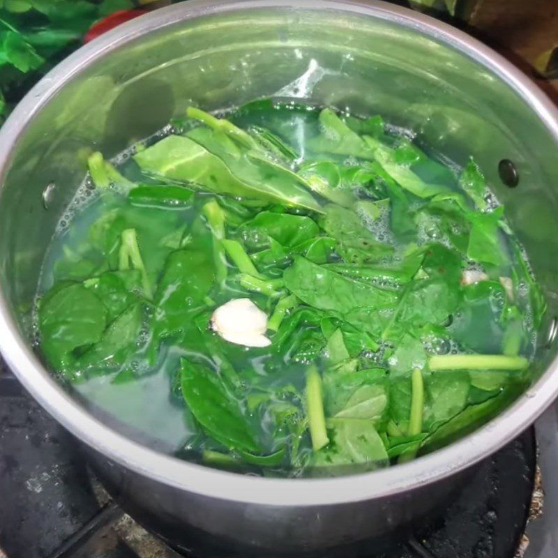 Step 4 Cooking the soup in clam soup with malabar spinach