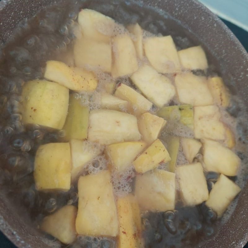 Step 3 Cook the sour soup with cashew fruit