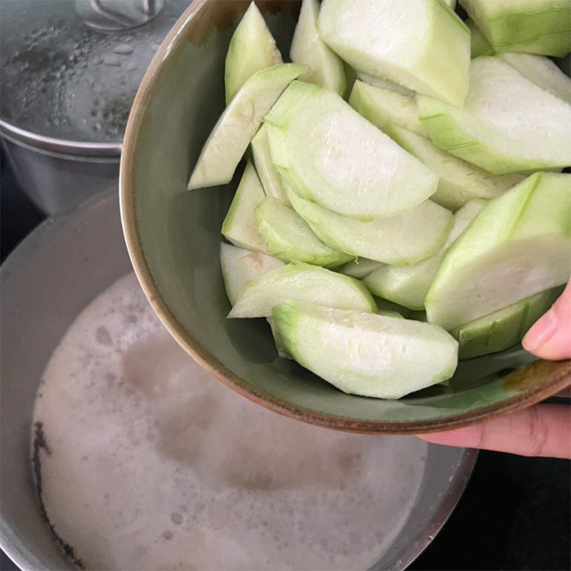 Step 2 Cook the soup Gourd soup with squid