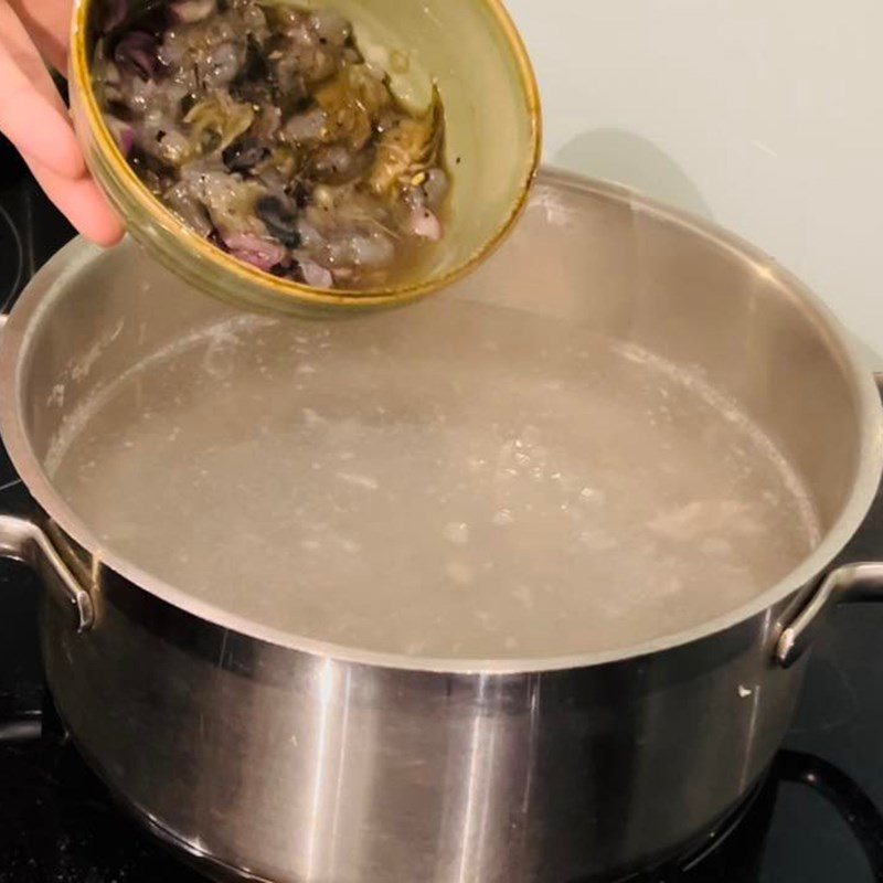 Step 2 Cooking the soup Shrimp soup with striped gourd