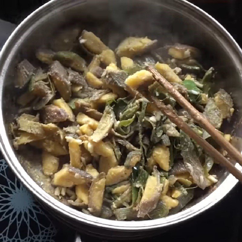 Step 4 Finished product Stir-fried green bananas with garlic