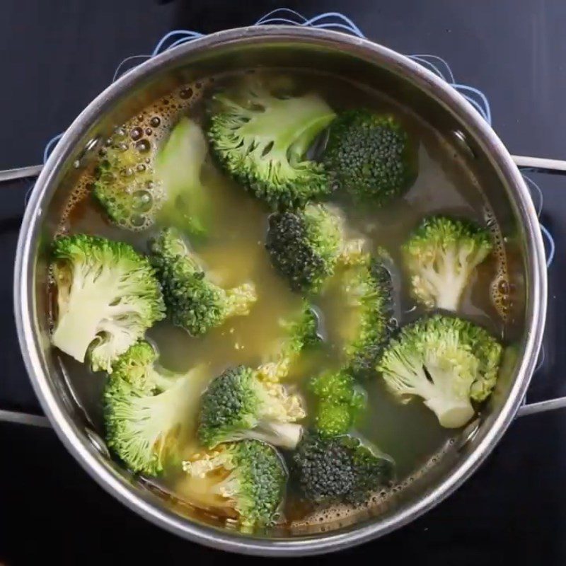 Step 3 Cook the soup Broccoli soup with shrimp balls and lotus seeds